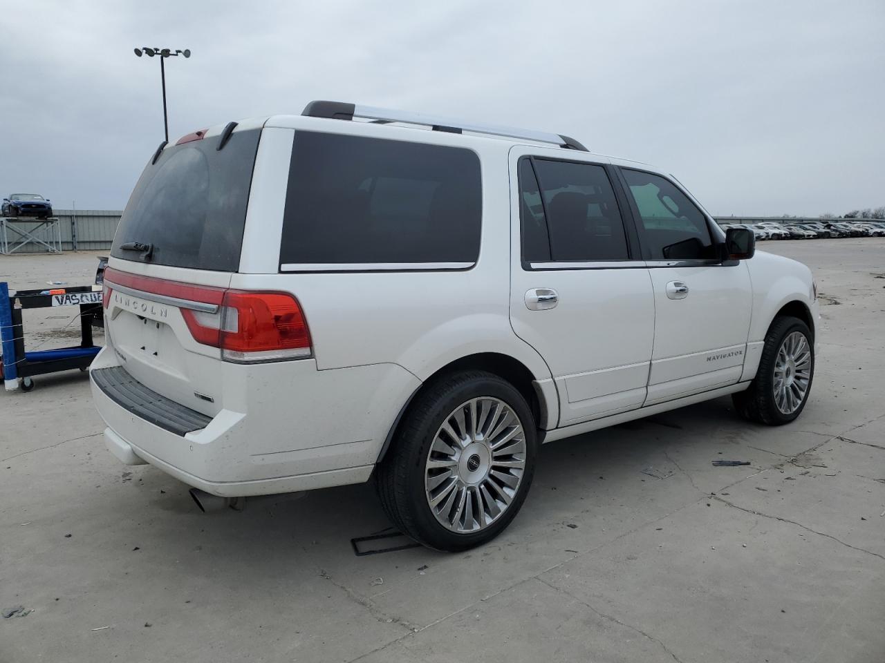 2015 Lincoln Navigator - Image 3