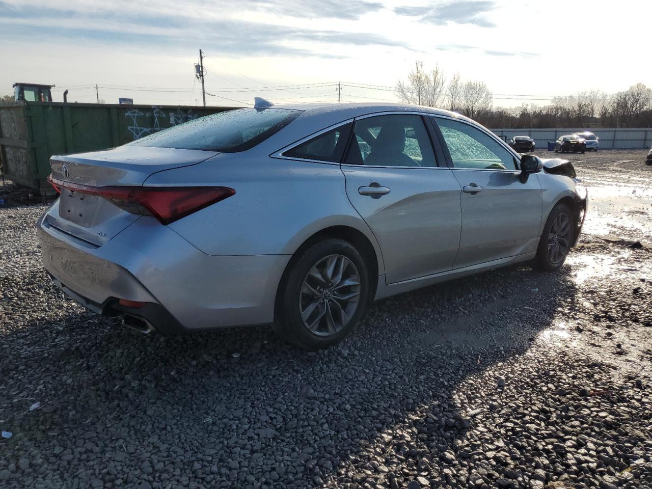 2019 Toyota Avalon - Image 3