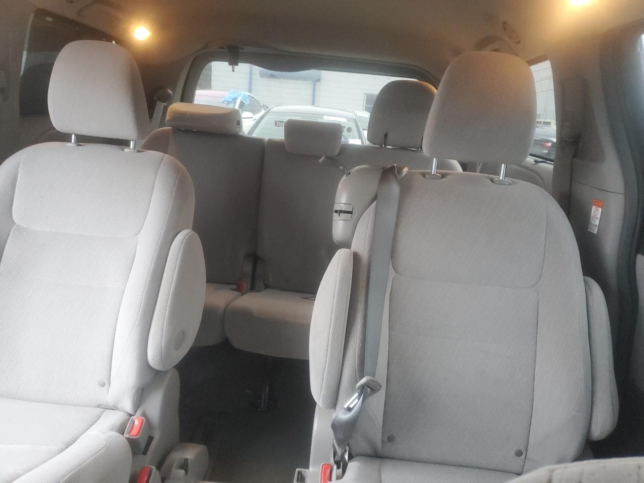 2015 Toyota Sienna - Image 10
