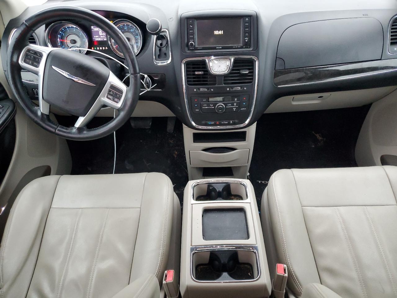 2013 Chrysler Town & Country - Image 8