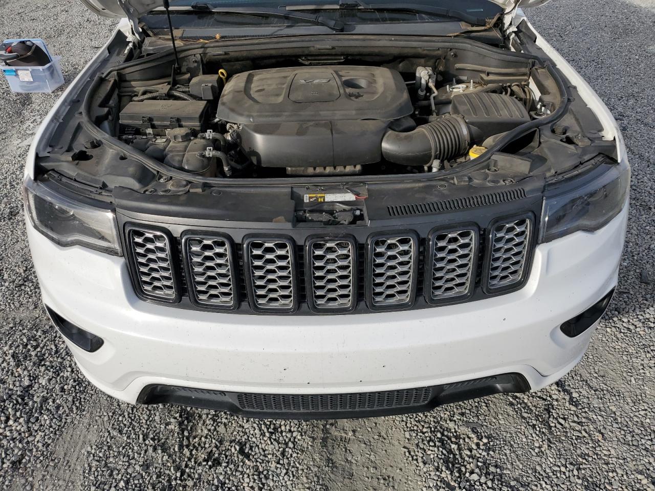 2017 Jeep Grand Cherokee - Image 14