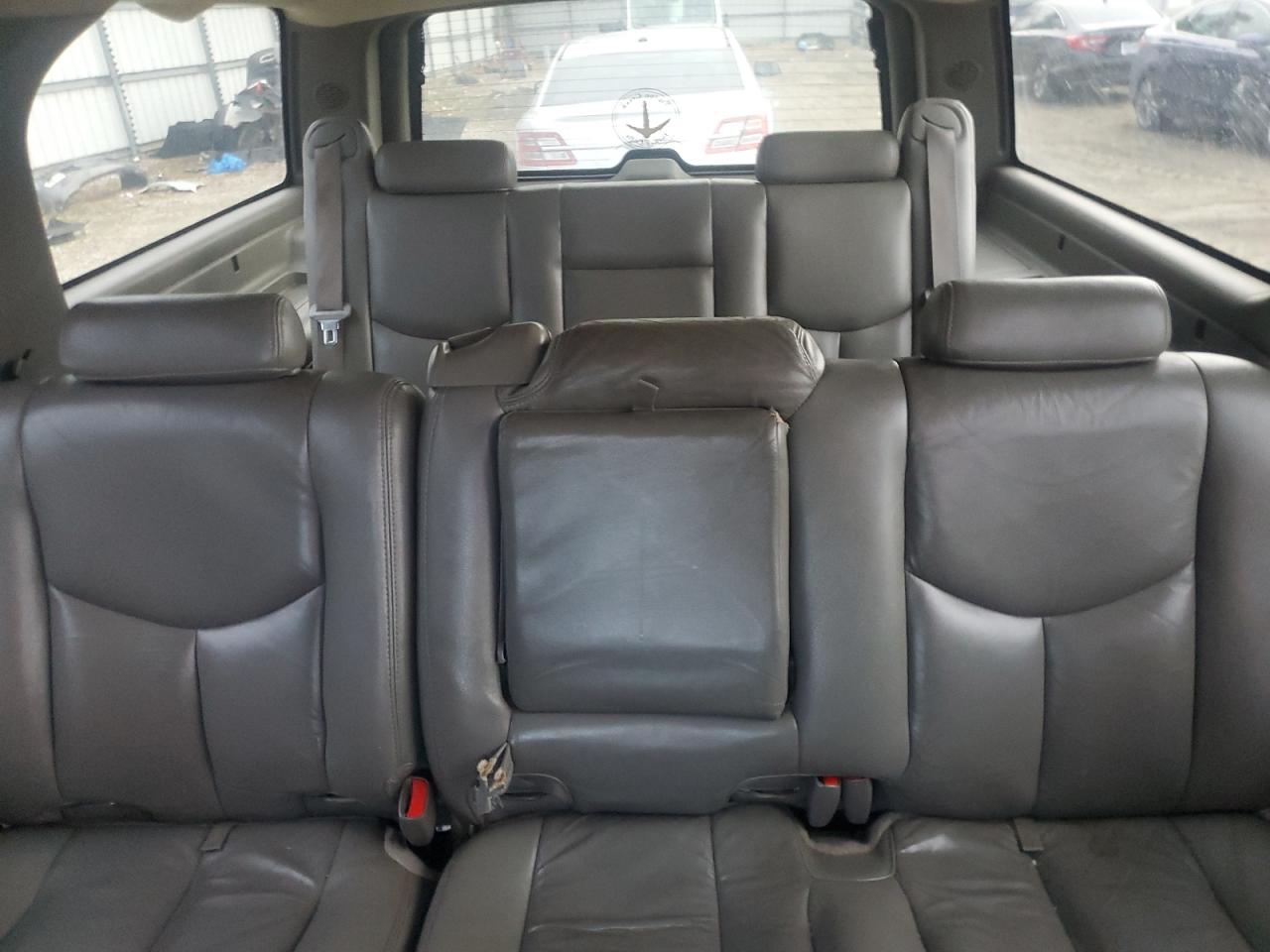 2005 Chevrolet Suburban - Image 10