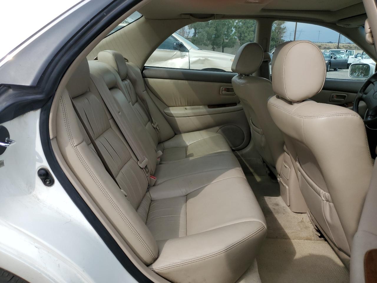 2000 Lexus ES - Image 10