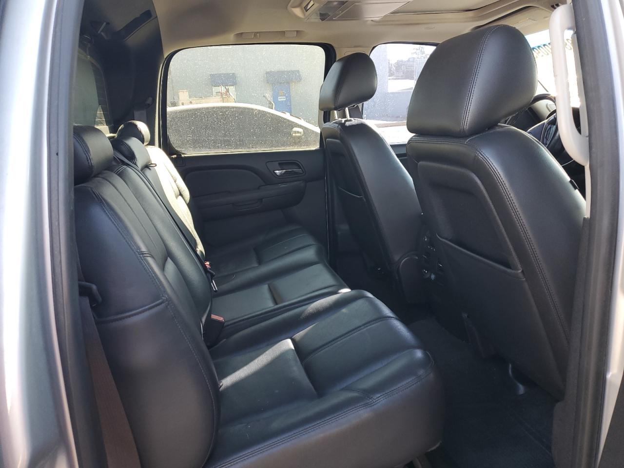 2013 Chevrolet Avalanche - Image 11