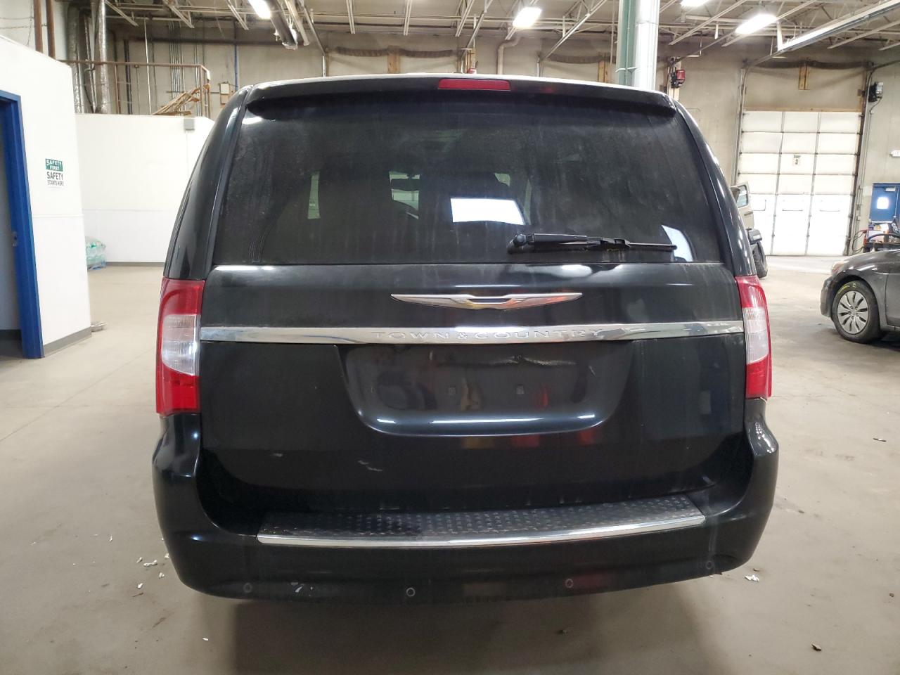 2014 Chrysler Town & Country - Image 6