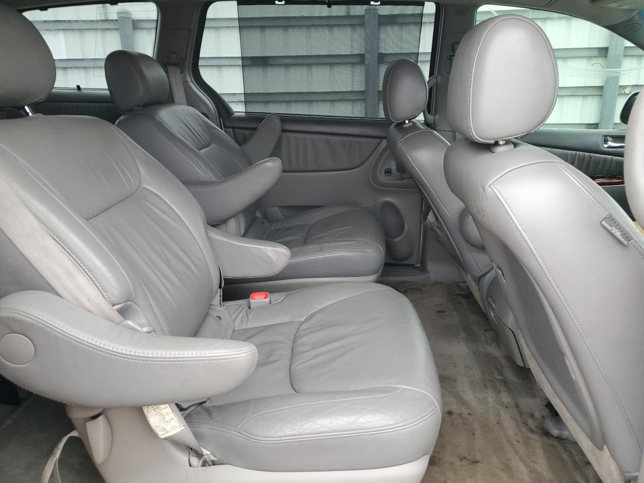 2005 Toyota Sienna - Image 12
