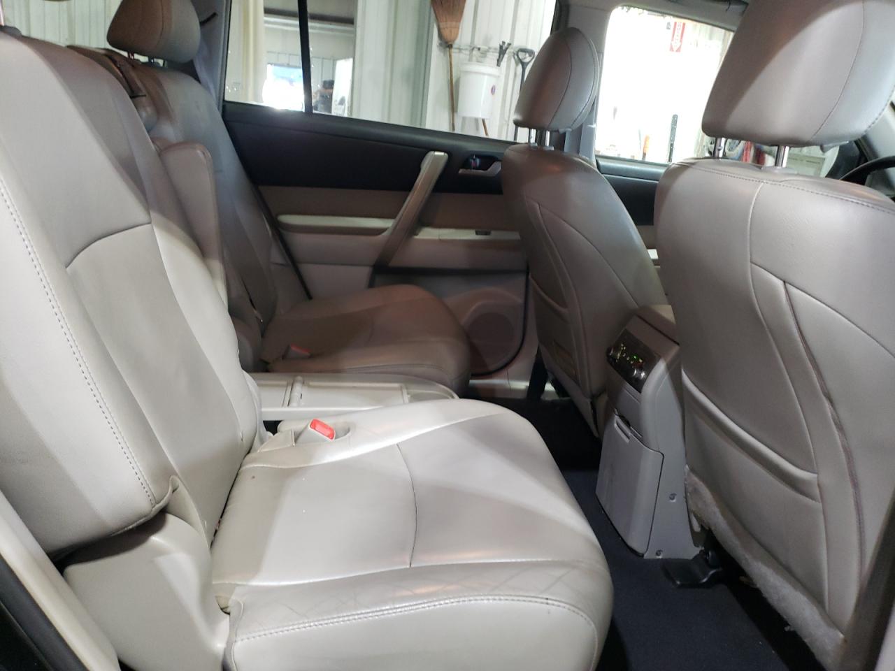 2013 Toyota Highlander - Image 11