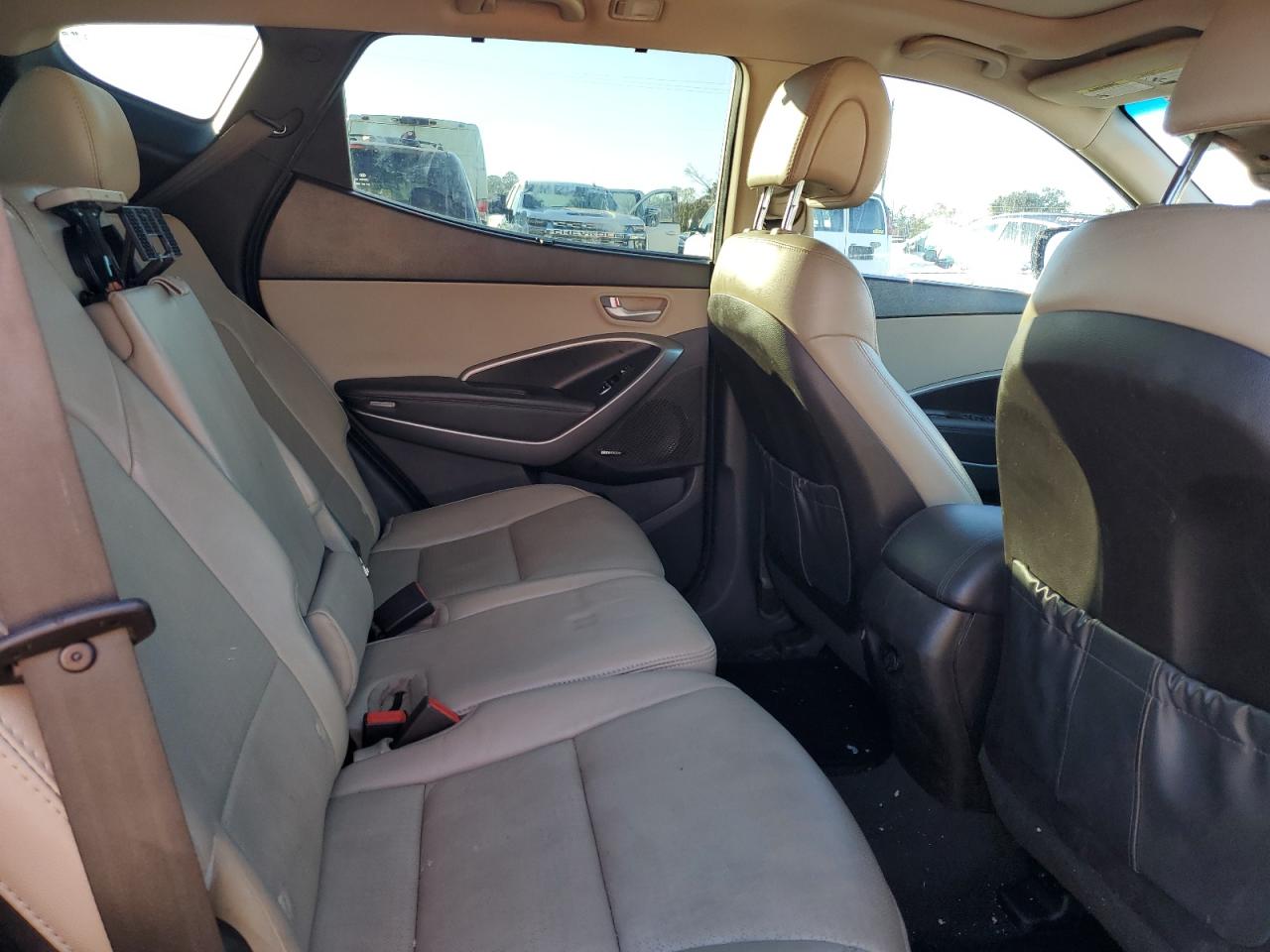 2016 Hyundai Santa Fe - Image 12