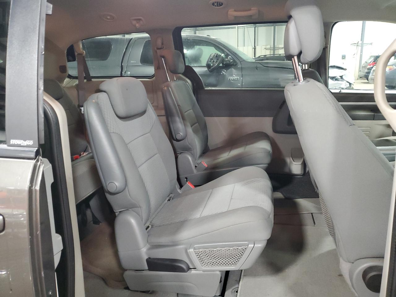 2010 Dodge Caravan - Image 11