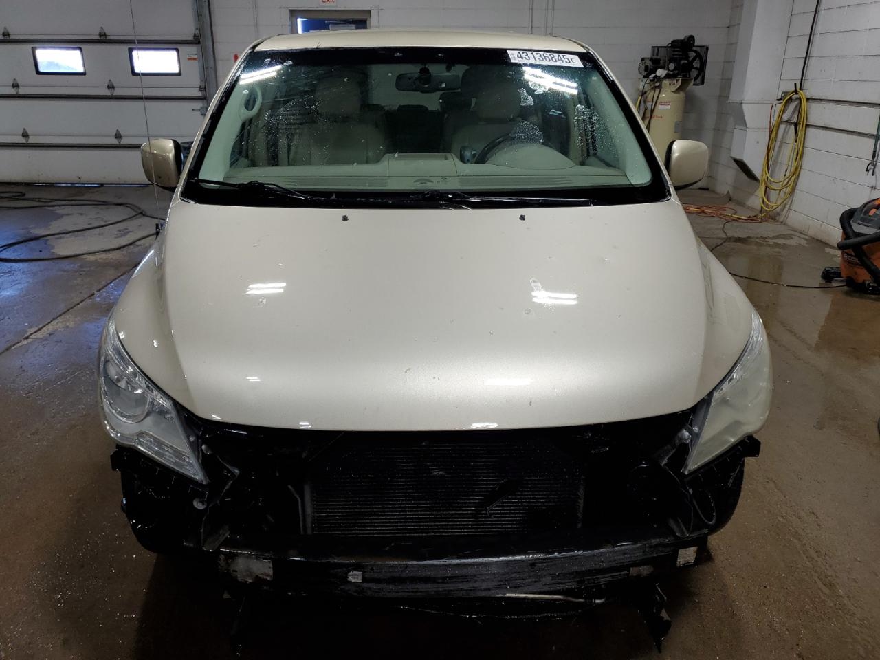 2010 Volkswagen Routan - Image 5