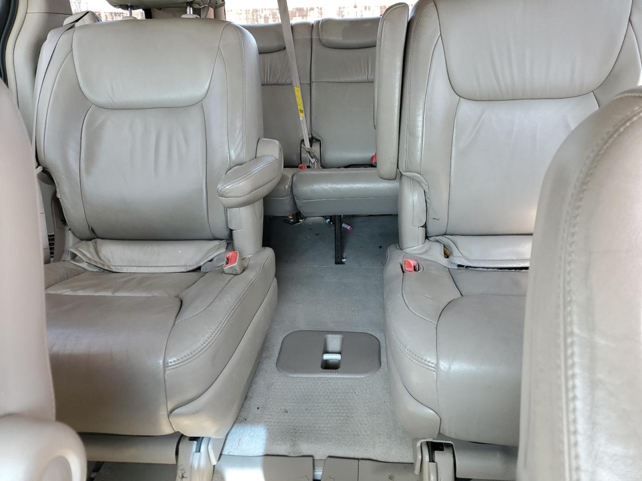 2004 Toyota Sienna - Image 10