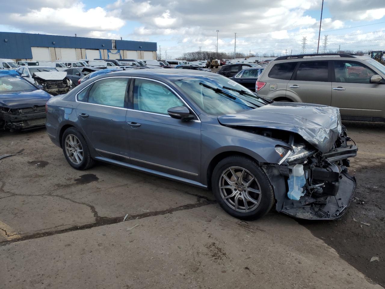 2017 Volkswagen Passat - Image 4