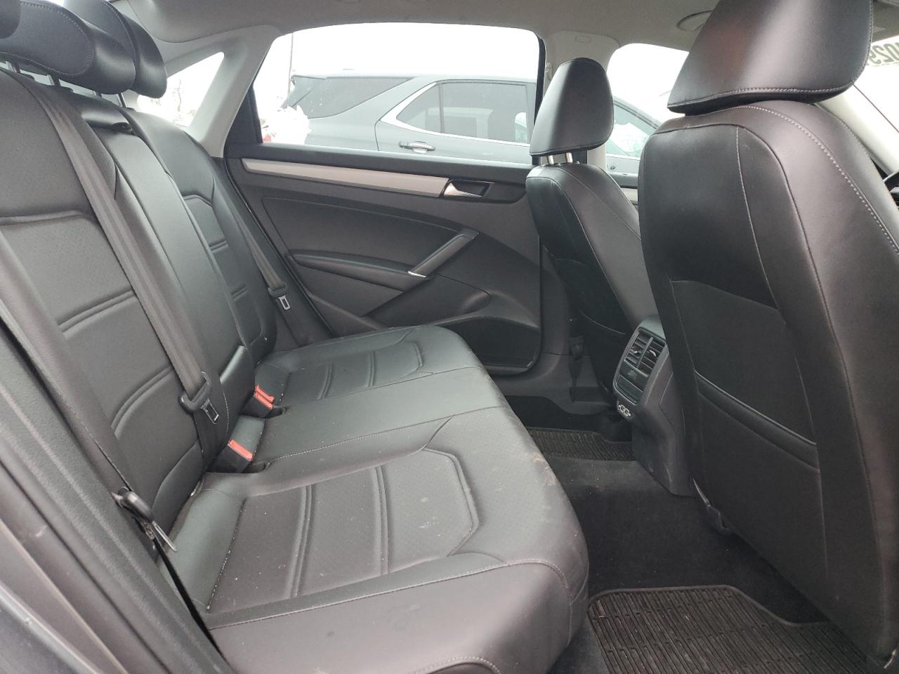 2020 Volkswagen Passat - Image 10