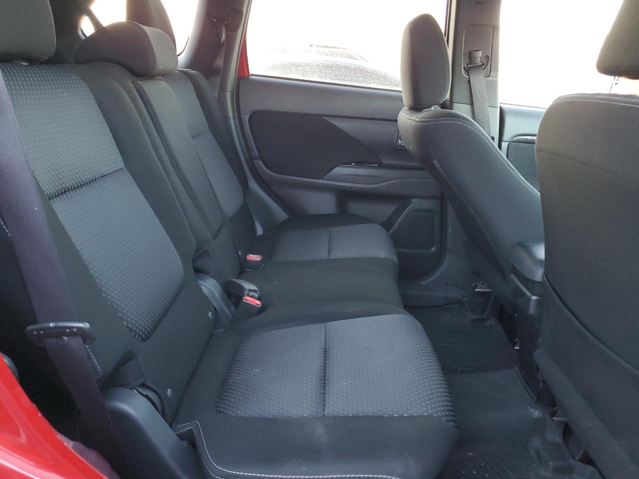 2018 Mitsubishi Outlander - Image 11