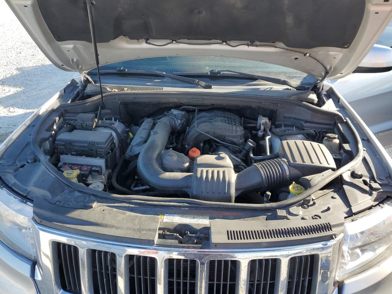 2011 Jeep Grand Cherokee - Image 12