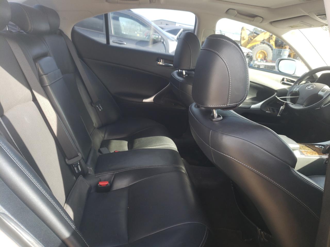 2011 Lexus IS - Image 10