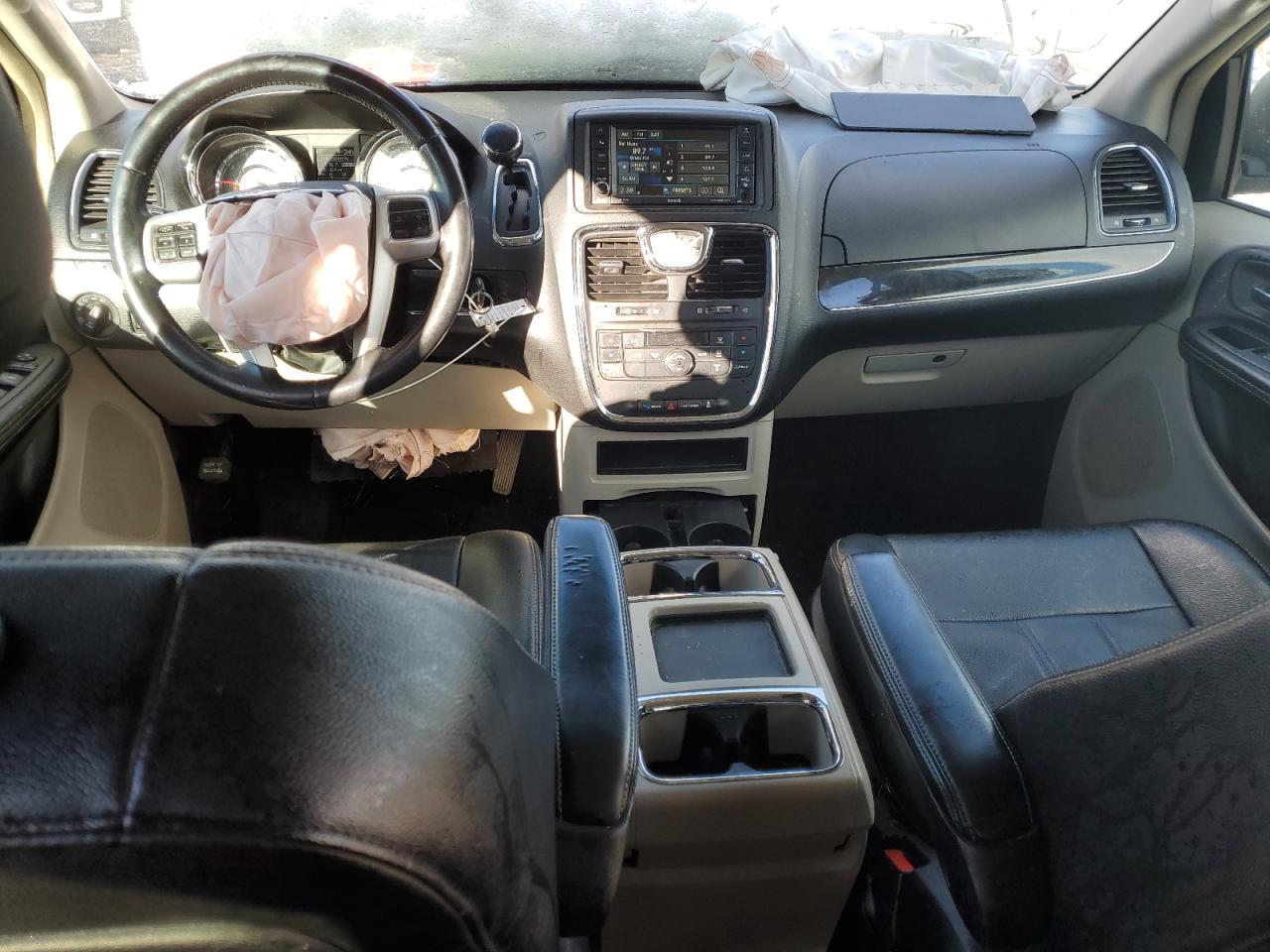 2014 Chrysler Town & Country - Image 8