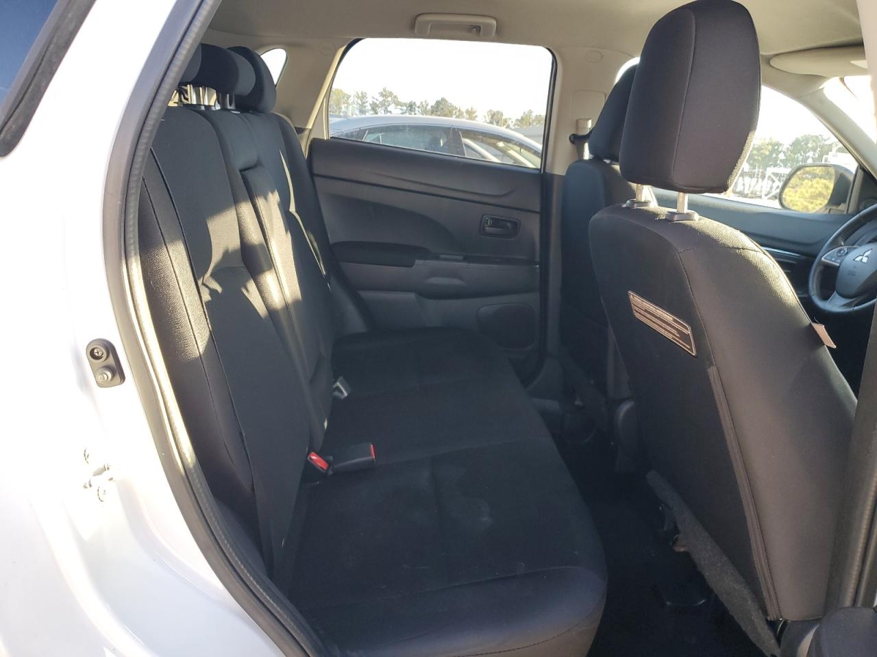 2015 Mitsubishi Outlander - Image 11