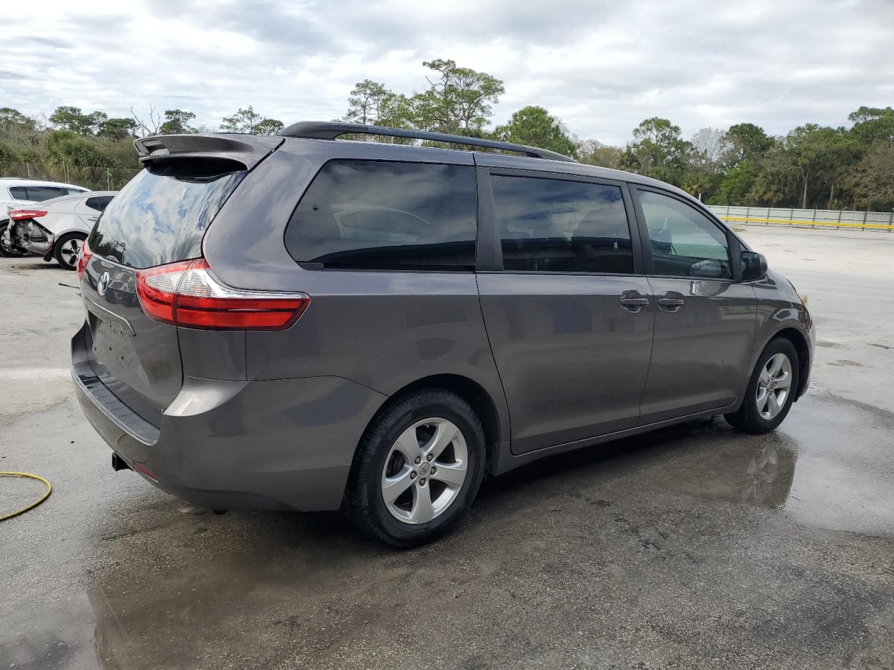 2015 Toyota Sienna - Image 3
