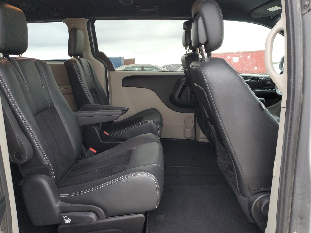 2016 Dodge Caravan - Image 11