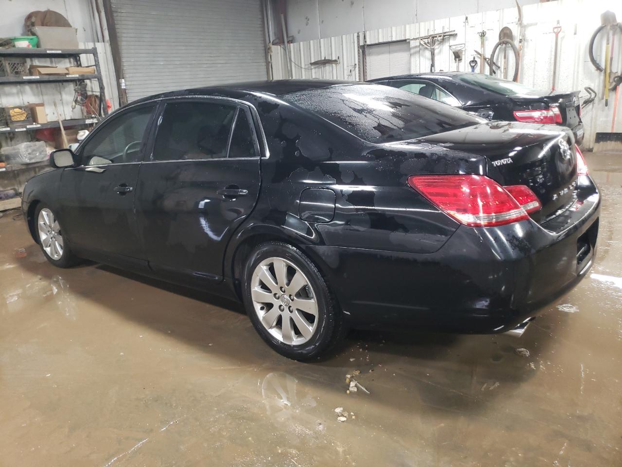 2005 Toyota Avalon - Image 2