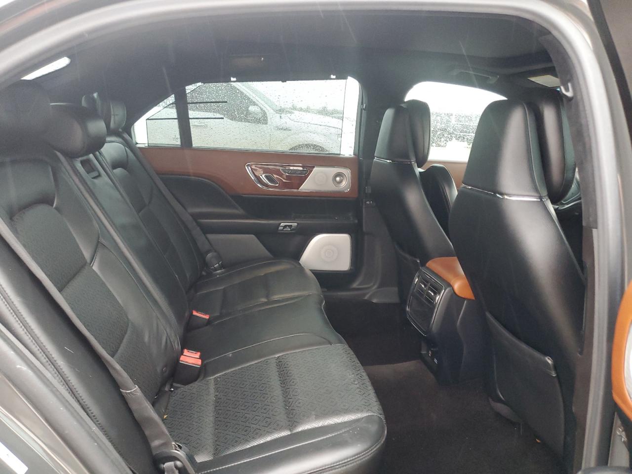 2018 Lincoln Continental - Image 10
