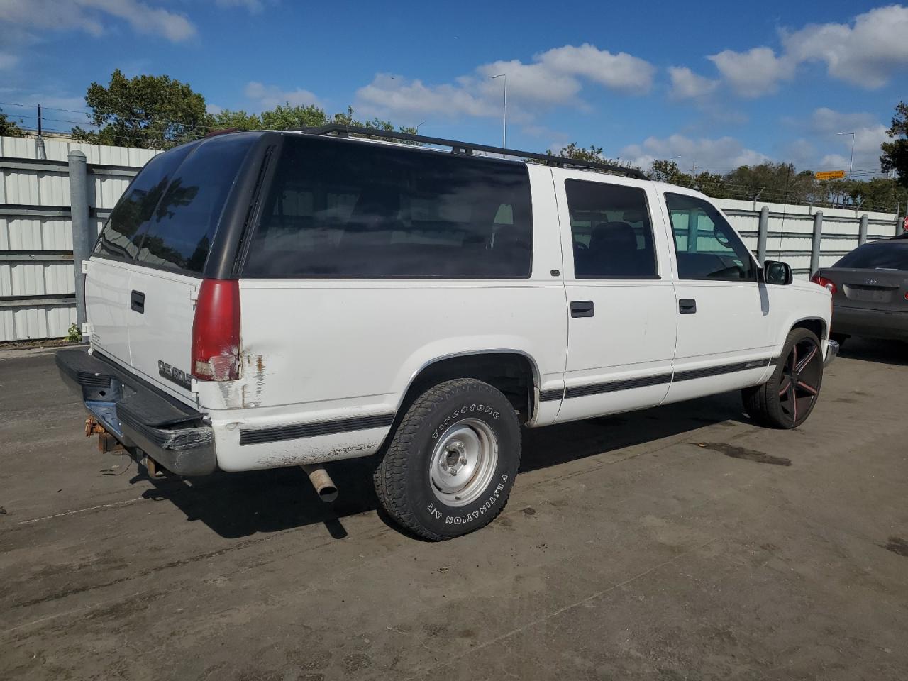 1999 Chevrolet Suburban - Image 3