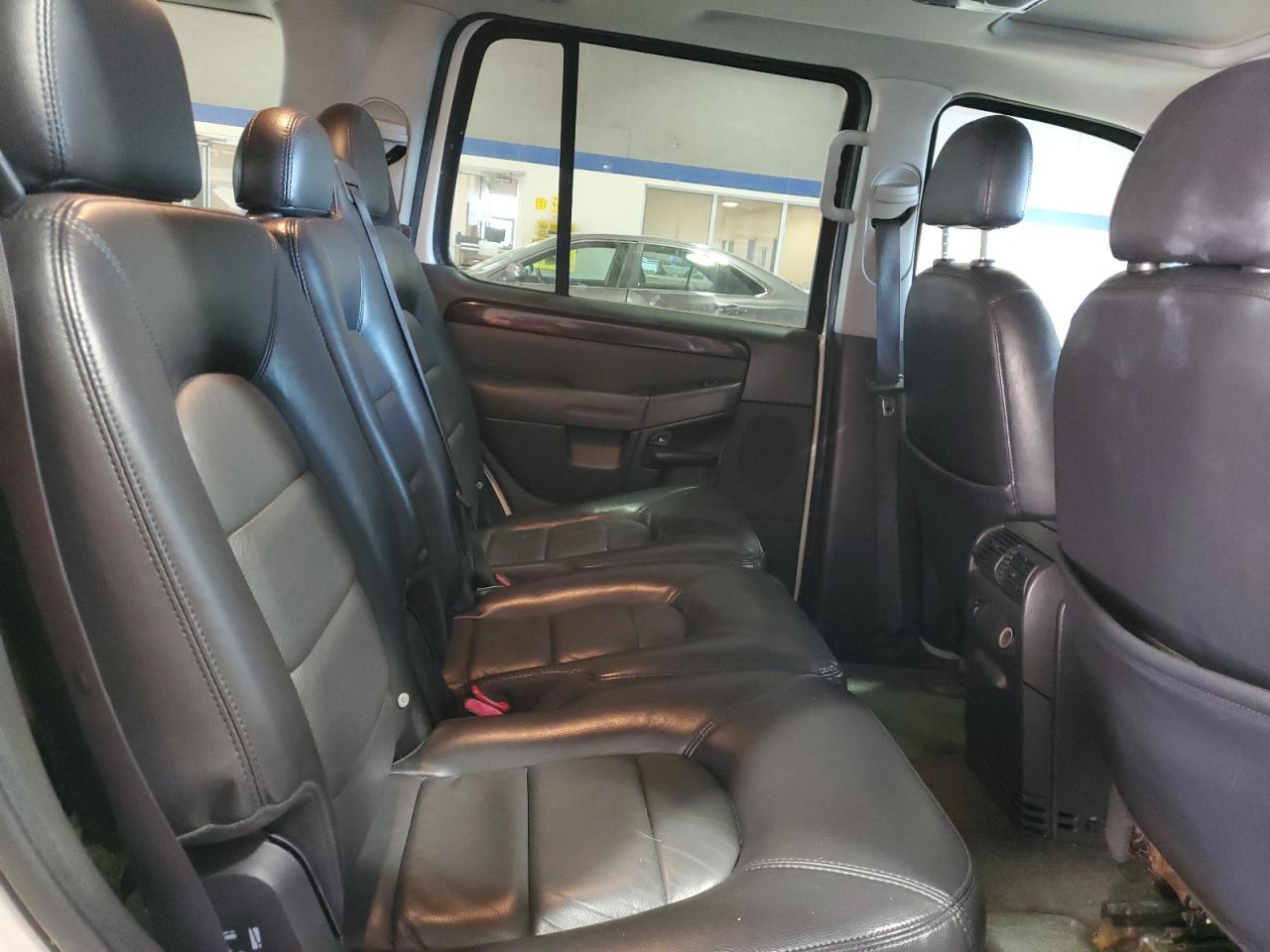 2004 Ford Explorer - Image 11
