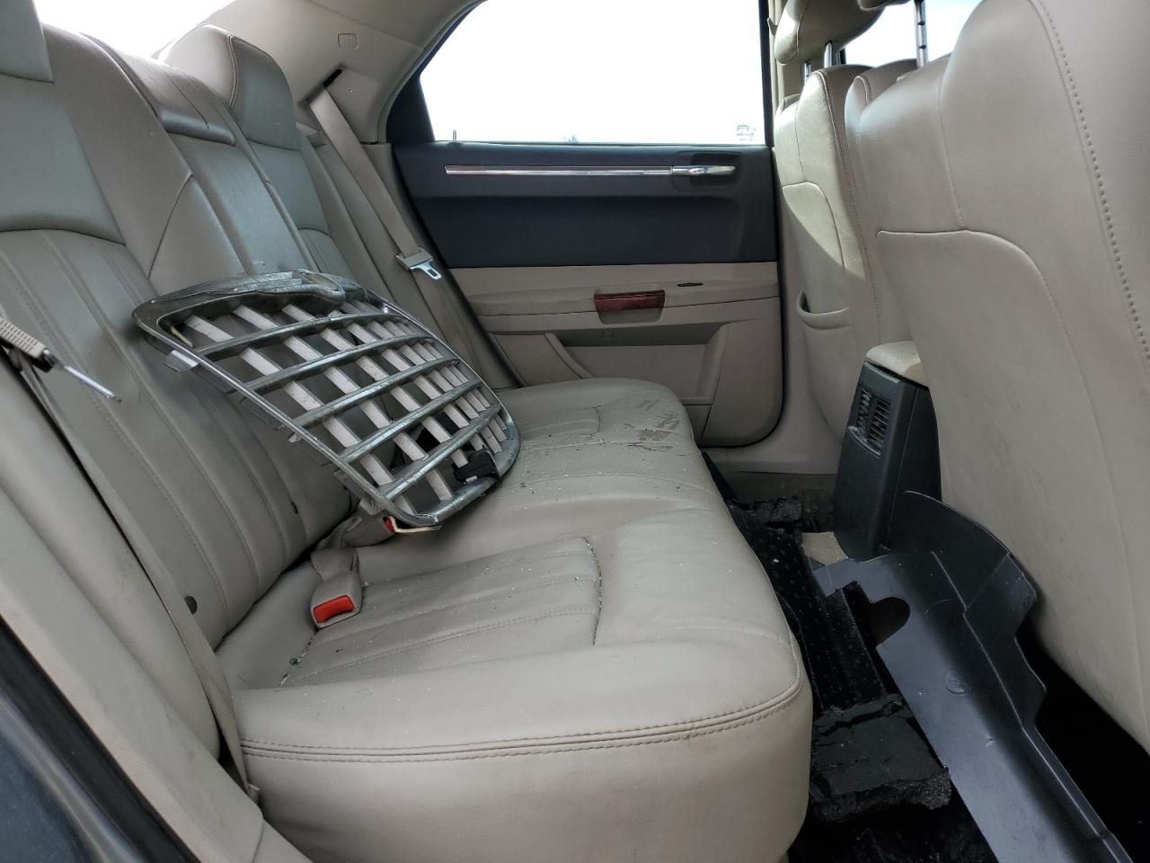 2006 Chrysler 300 - Image 10