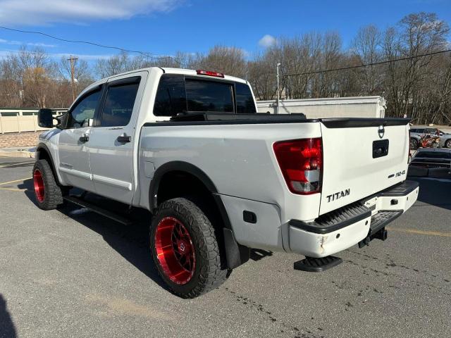 Pickups NISSAN TITAN 2015 Biały