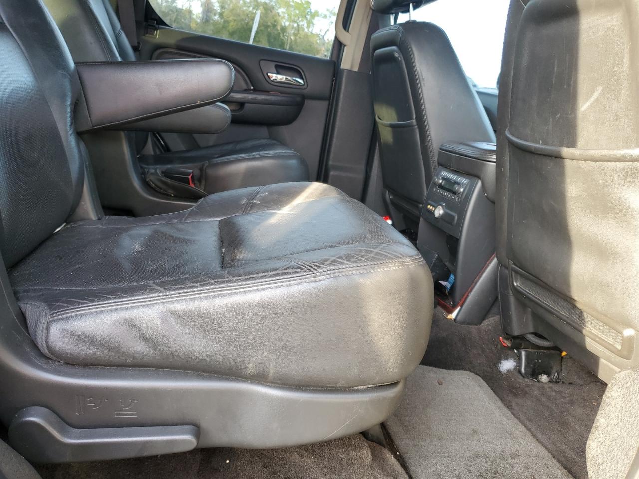 2012 Cadillac Escalade - Image 11