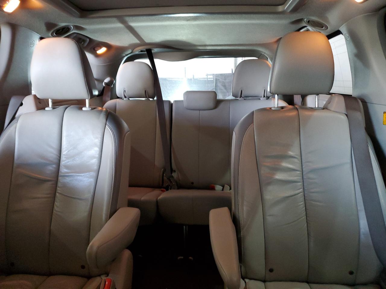 2011 Toyota Sienna - Image 10