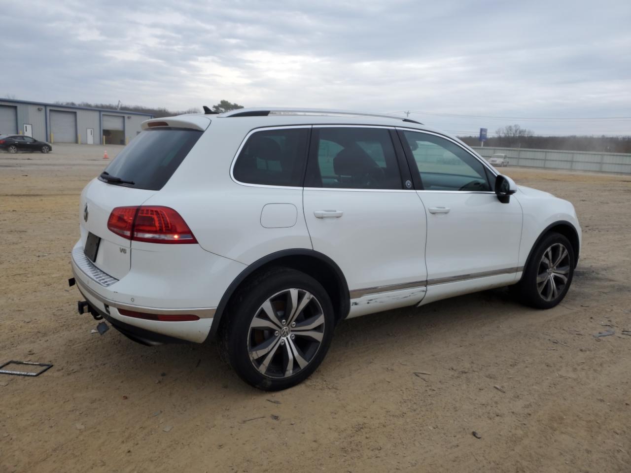 2017 Volkswagen Touareg - Image 3