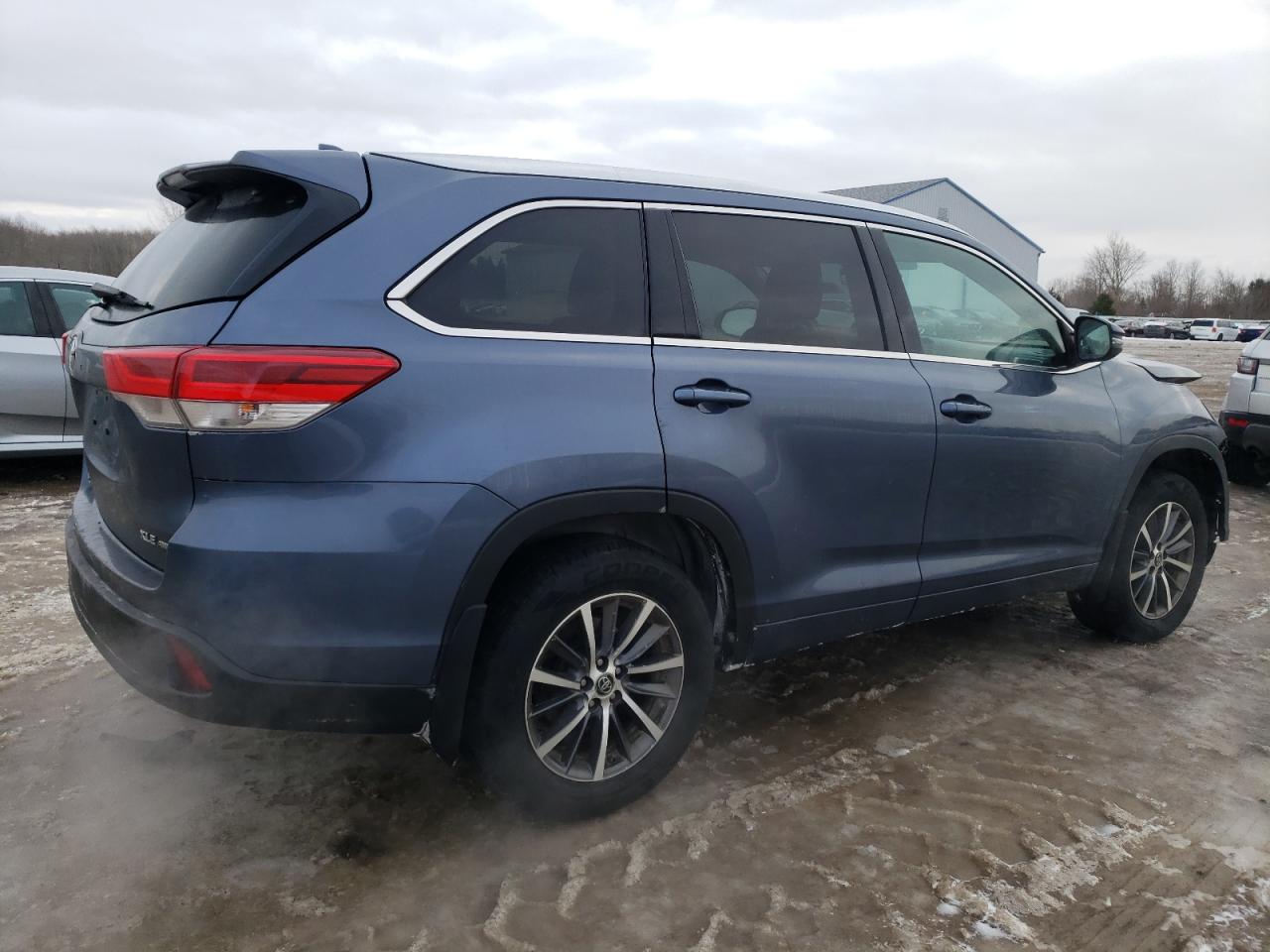 2017 Toyota Highlander - Image 3