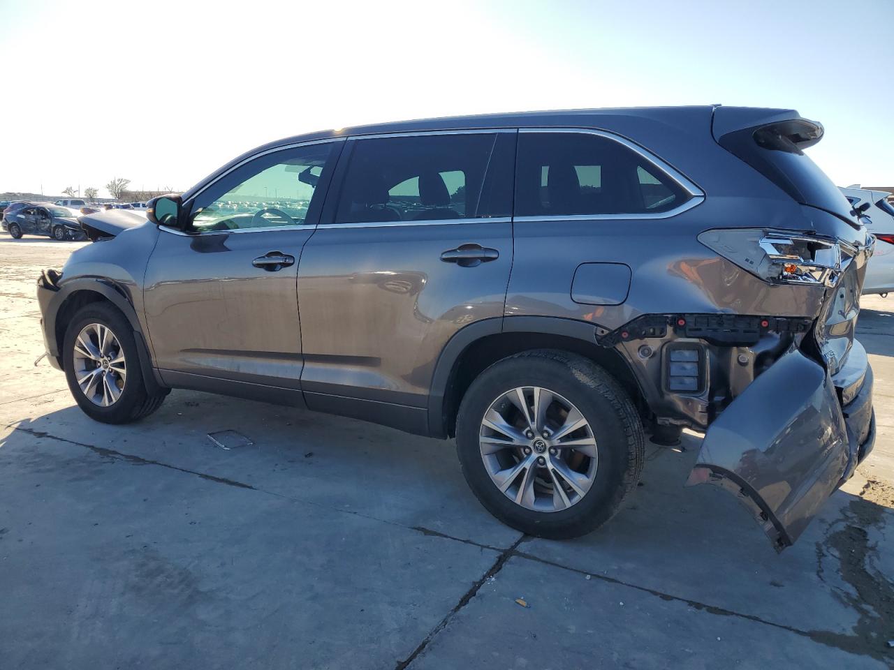 2016 Toyota Highlander - Image 2