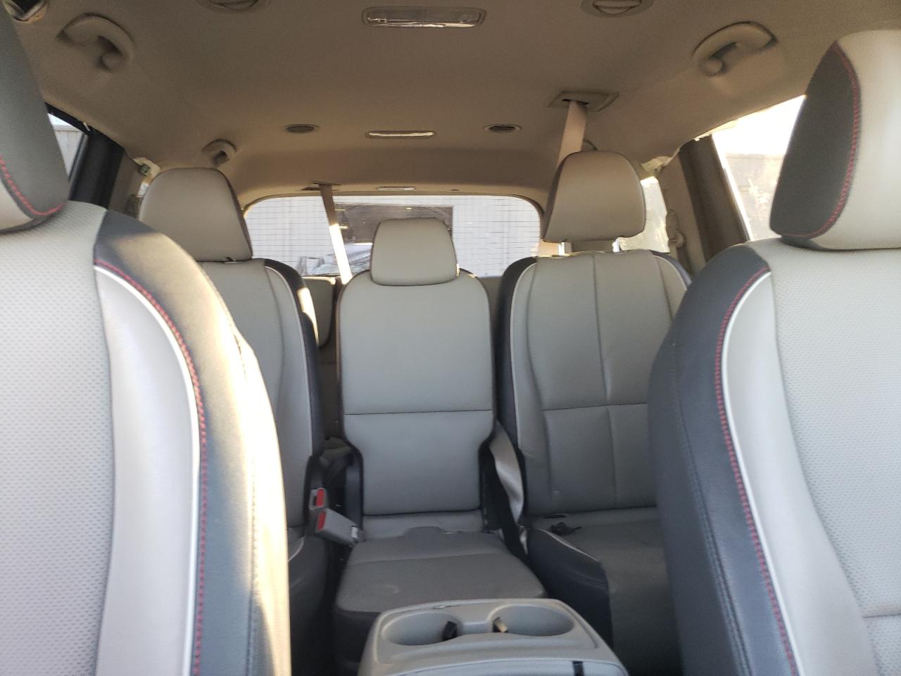 2018 Kia Sedona - Image 10