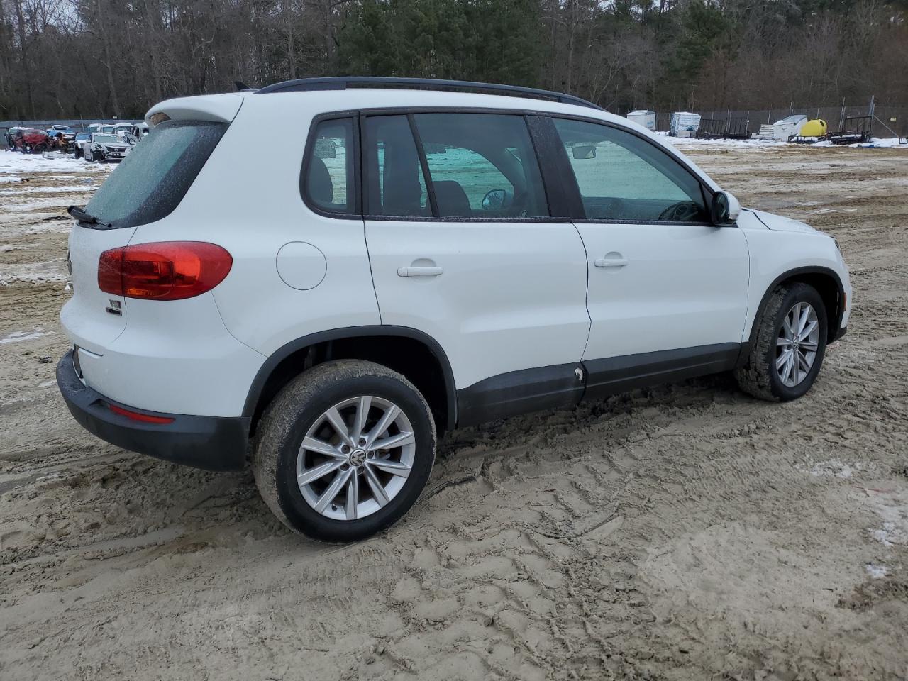 2017 Volkswagen Tiguan - Image 3