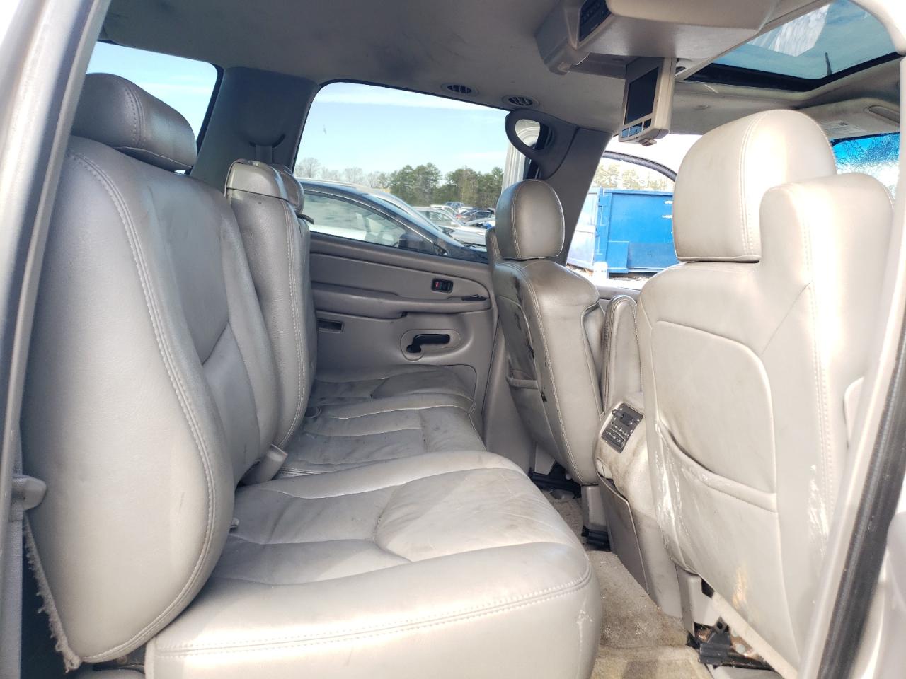 2005 Chevrolet Suburban - Image 11
