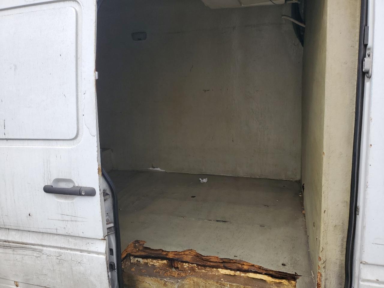 2006 Dodge Sprinter - Image 11