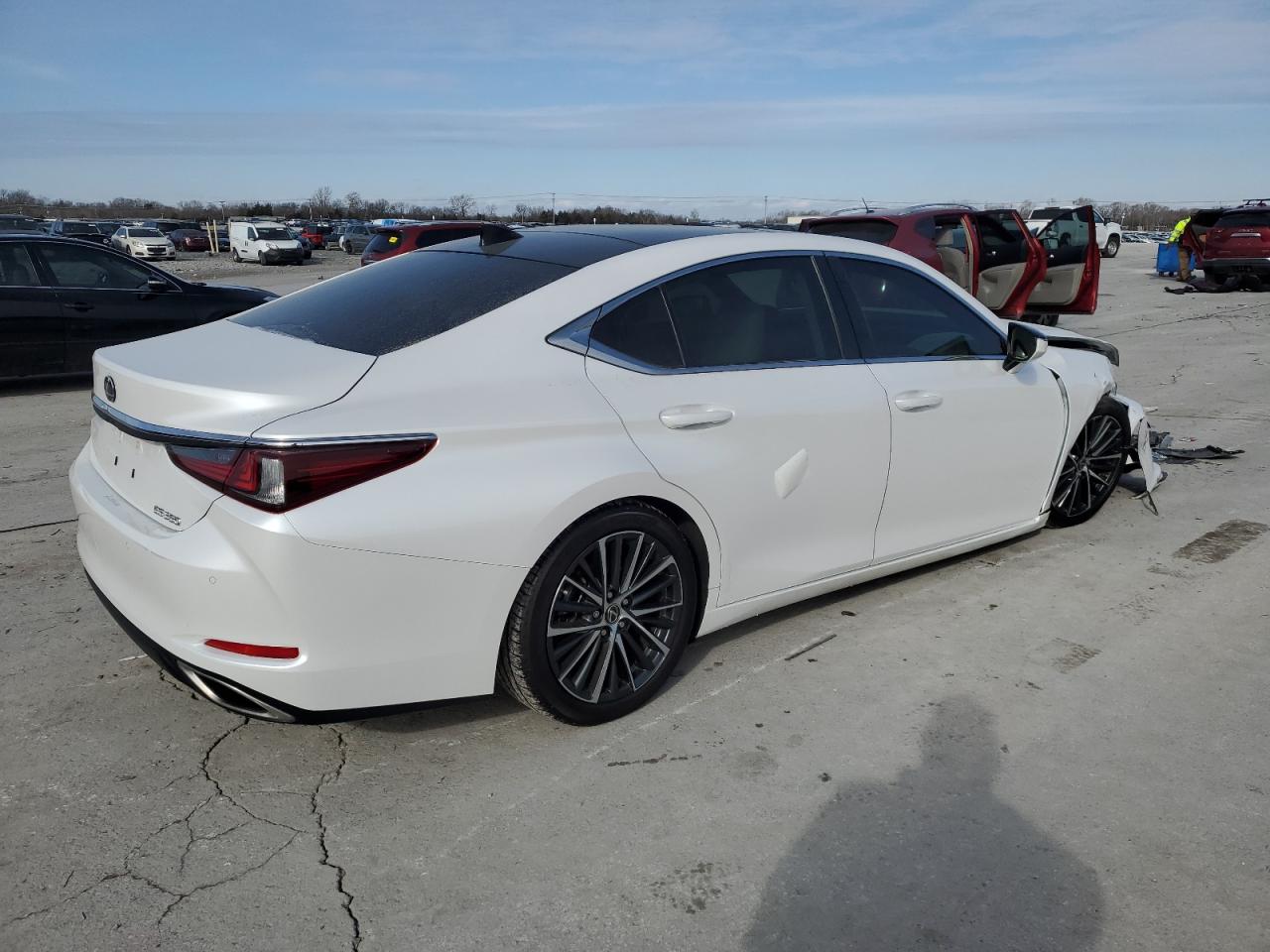 2022 Lexus ES - Image 3
