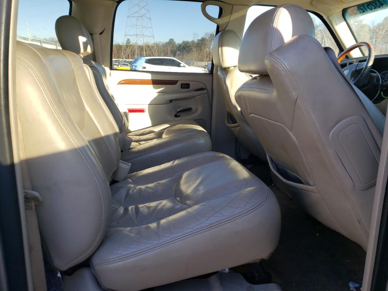 2004 Cadillac Escalade - Image 11