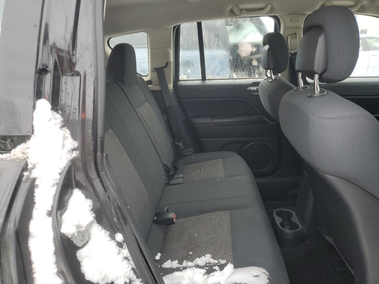 2010 Jeep Compass - Image 11