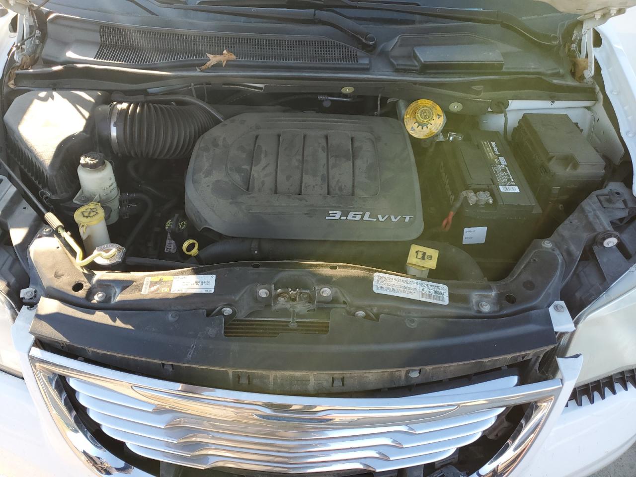 2014 Chrysler Town & Country - Image 11