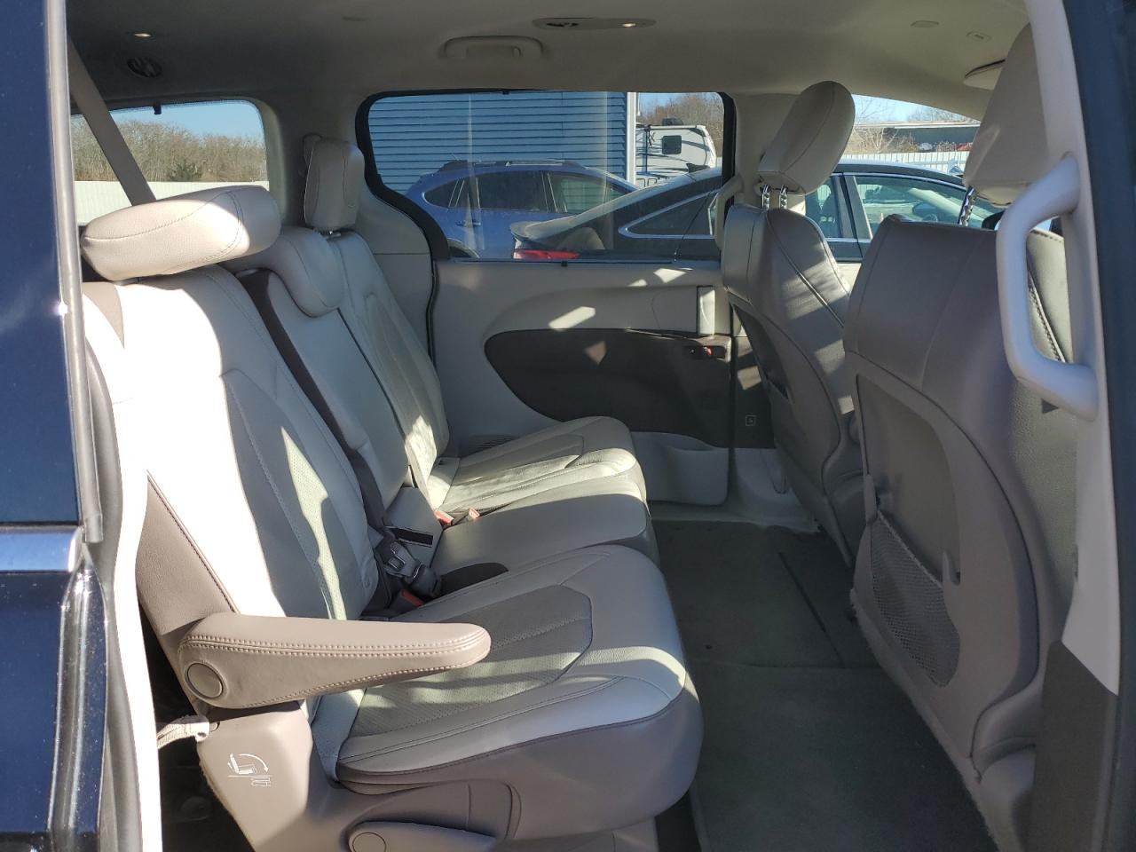2018 Chrysler Pacifica - Image 11