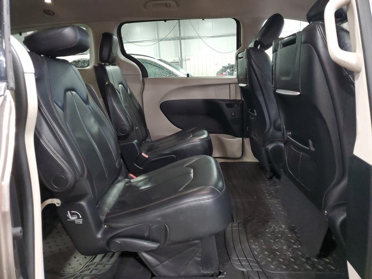2017 Chrysler Pacifica - Image 11