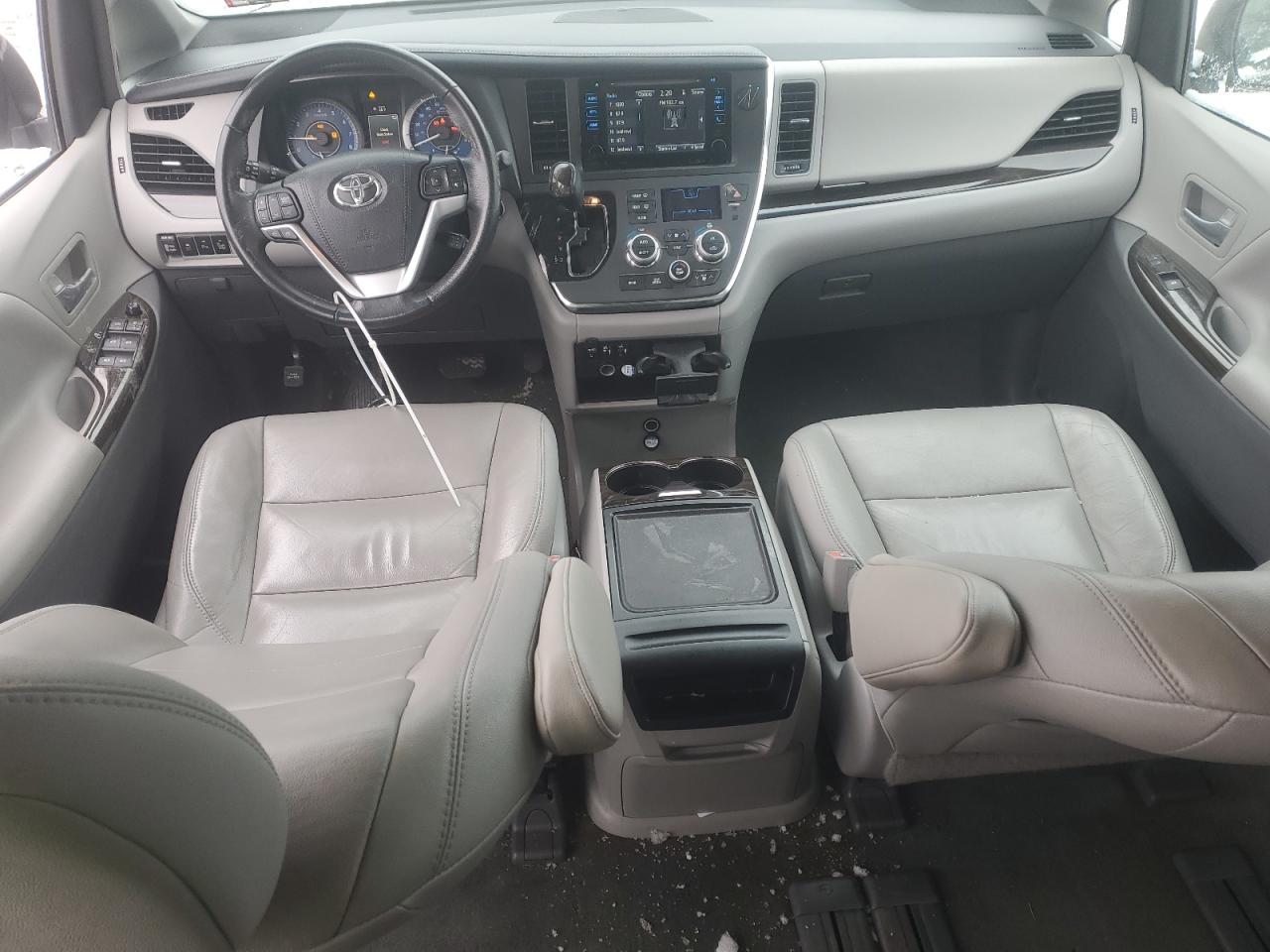 2017 Toyota Sienna - Image 8