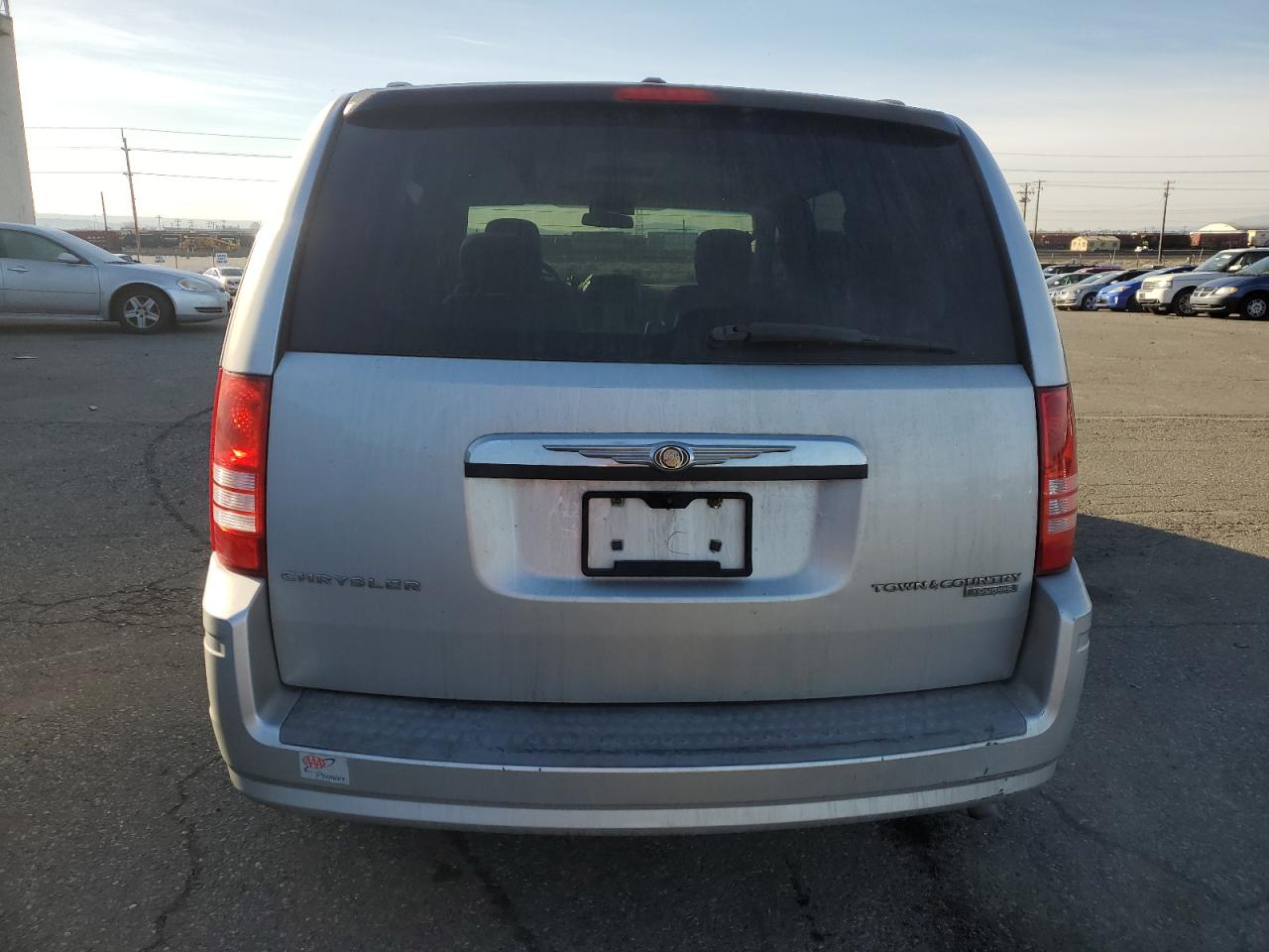 2009 Chrysler Town & Country - Image 6