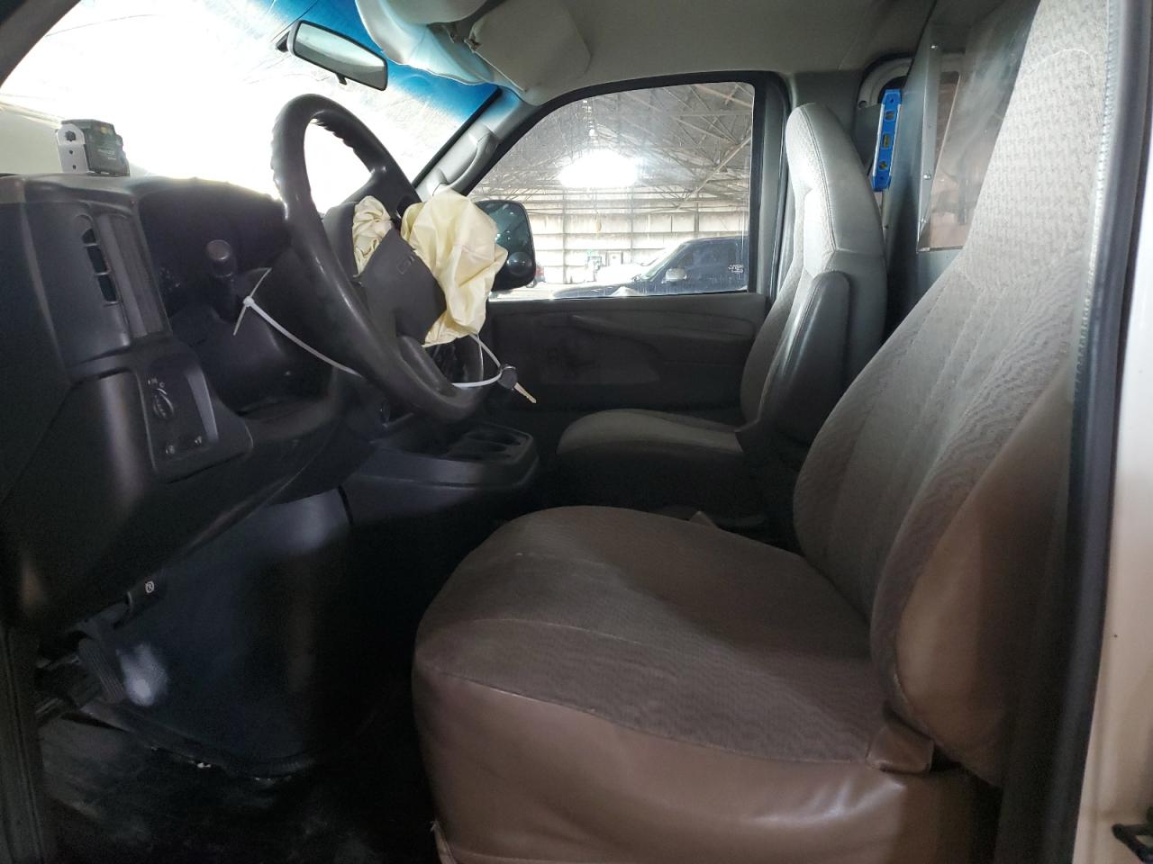 2004 GMC Savana - Image 7