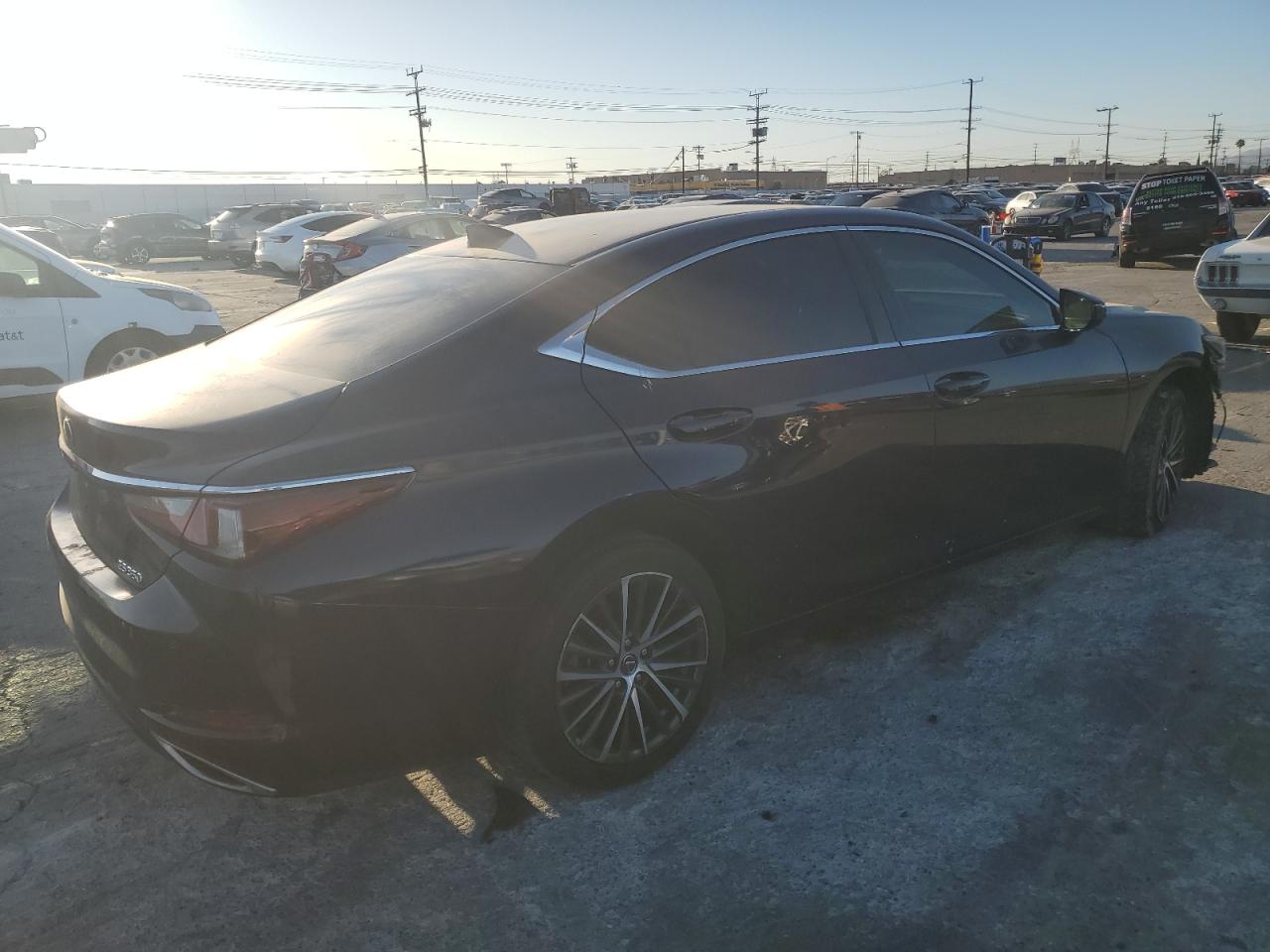 2022 Lexus ES - Image 3