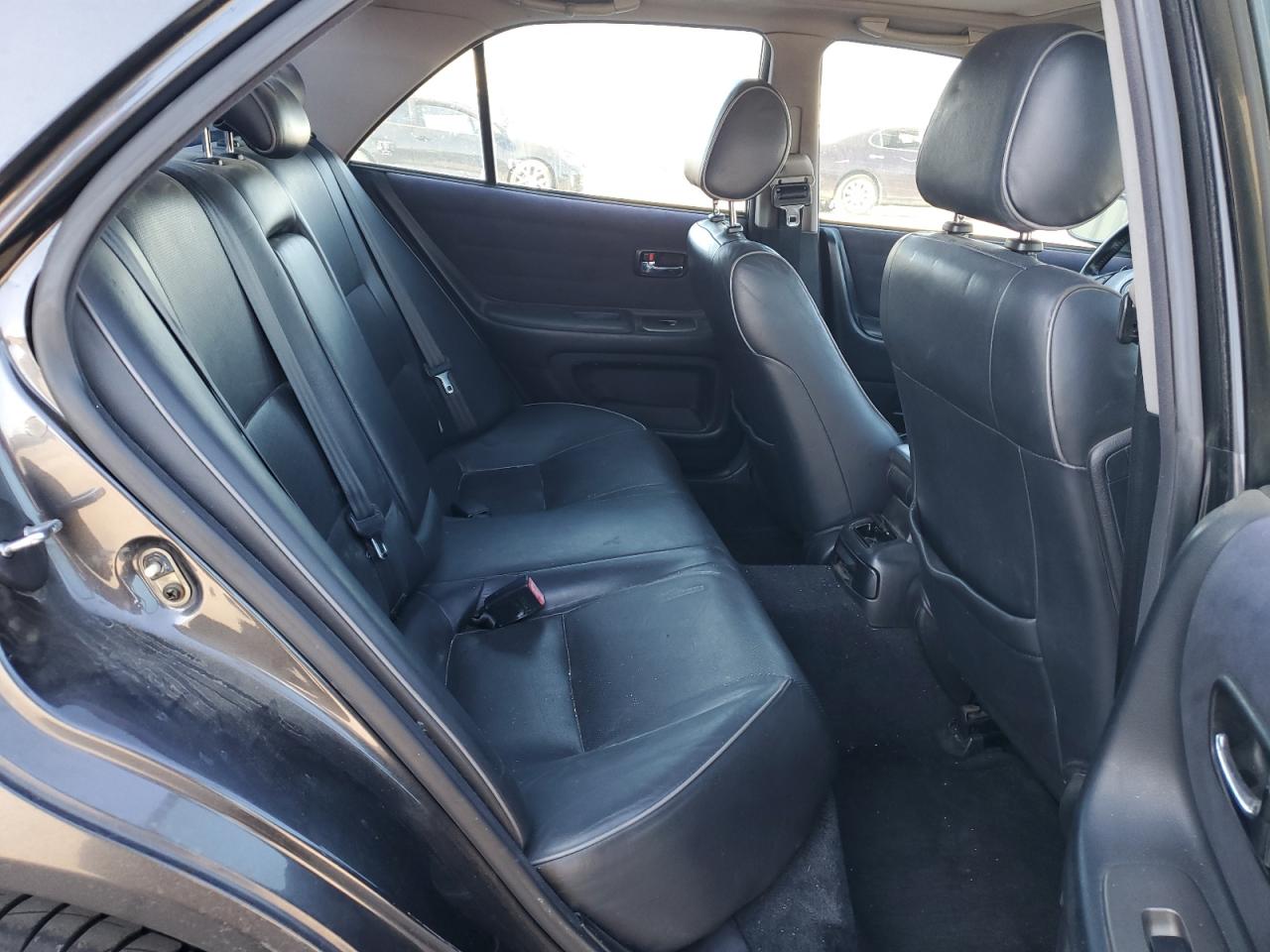2002 Lexus IS - Image 10